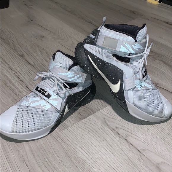 Nike Lebron Reflective Shoes - Picture 3 of 6